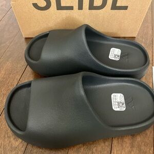 Authentic Yeezy Black Onyx youth slides size 2